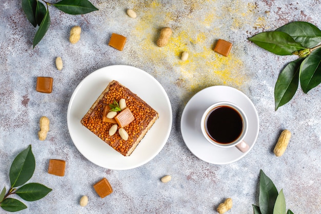 Köstlicher Karamell-Erdnuss-Kuchen mit Erdnüssen und Karamell-Bonbons, Draufsicht