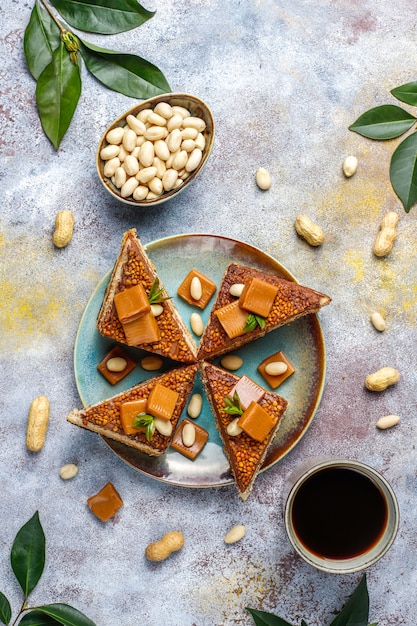 Köstlicher Karamell-Erdnuss-Kuchen mit Erdnüssen und Karamell-Bonbons, Draufsicht