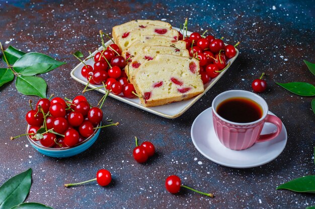 Köstlicher Kirschkuchen mit frischen Kirschen, Draufsicht