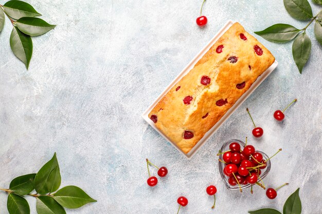 Köstlicher Kirschkuchen mit frischen Kirschen, Draufsicht