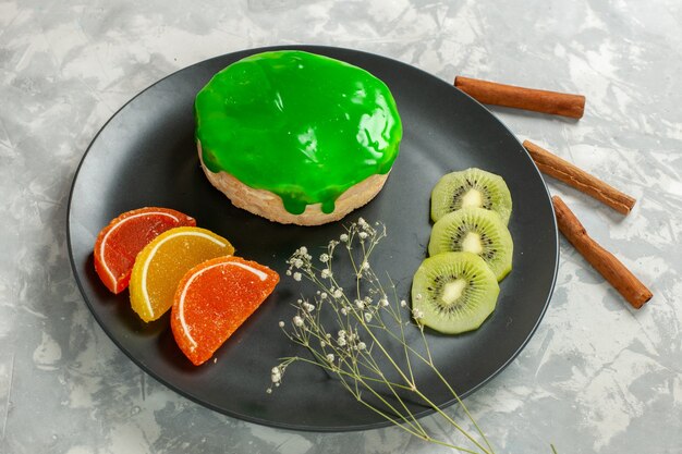 Köstlicher kleiner Kuchen der halben Draufsicht mit Zimt auf weißer Oberfläche Kuchen bisciut süßer Zuckerkuchen