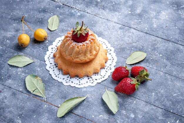 köstlicher kleiner Kuchen mit Himbeere zusammen mit Erdbeeren auf hellen, Kuchenkeks süßen Backbeere