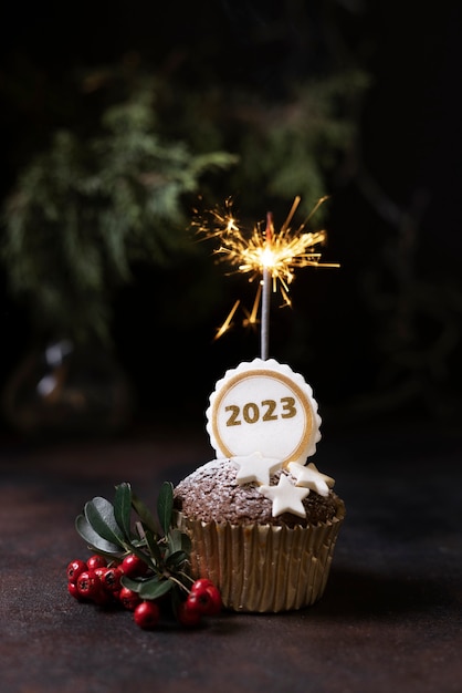 Köstlicher kleiner Kuchen und Feuerwerk