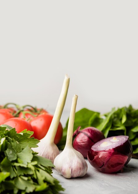 Köstlicher Knoblauch und Zwiebel für gesunden Salat