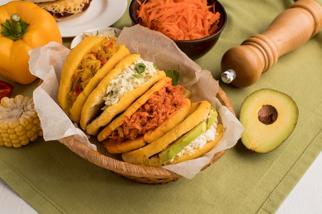 Kostenloses Foto köstlicher korb mit arepas