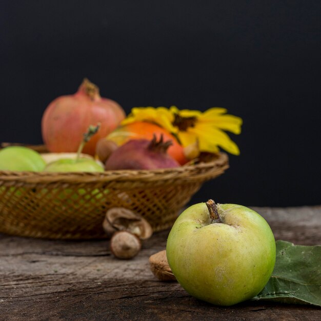 Köstlicher Korb mit Herbstessen