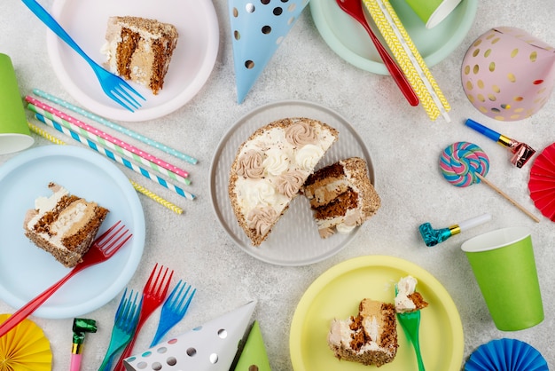 Köstlicher kuchen auf platten draufsicht