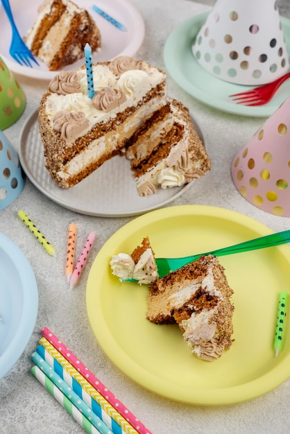 Köstlicher Kuchen auf Tellern hohen Winkel