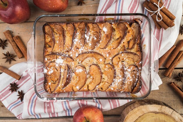 Köstlicher Kuchen der Draufsicht bereit gedient zu werden