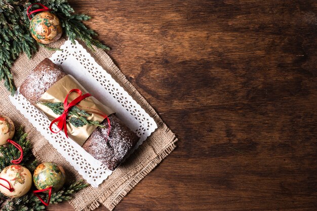 Köstlicher Kuchen der Draufsicht gemacht für Weihnachten mit Kopienraum