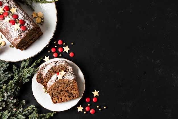 Köstlicher Kuchen der flachen Lage für Weihnachtsfest mit Kopienraum