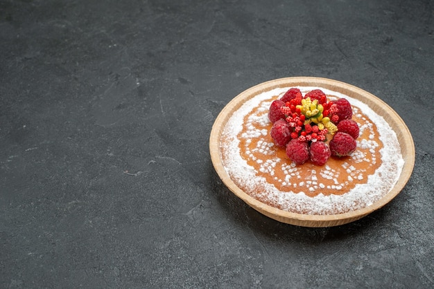 Kostenloses Foto köstlicher kuchen der vorderansicht mit zuckerpulver und himbeeren auf grauem hintergrund tortenkuchen obst-beeren-süße kekse