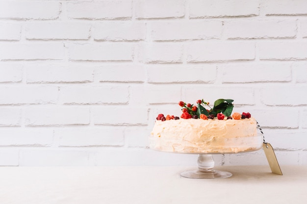 Kostenloses Foto köstlicher kuchen für muttertag vor backsteinmauer