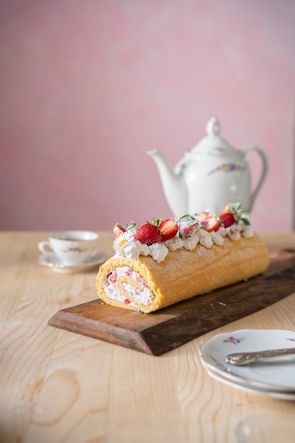 Köstlicher Kuchen mit Erdbeeren im hohen Winkel