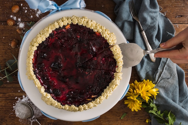 Köstlicher Kuchen mit Waldfrüchten