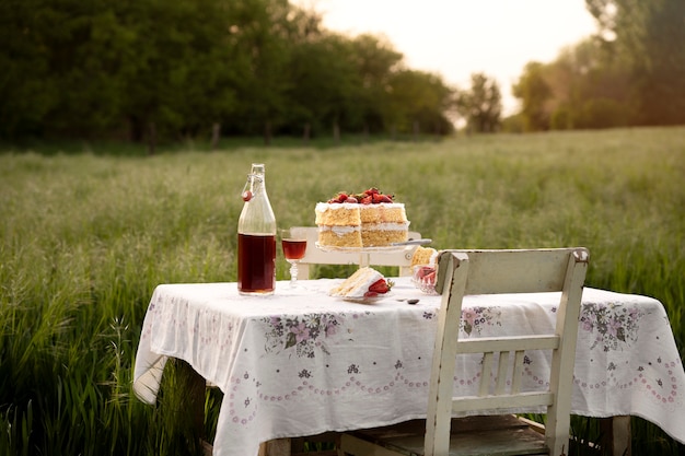 Kostenloses Foto köstlicher kuchen und getränk des hohen winkels auf tisch