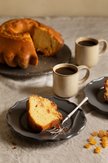 Köstlicher Kuchen und Kaffeetassen im hohen Winkel