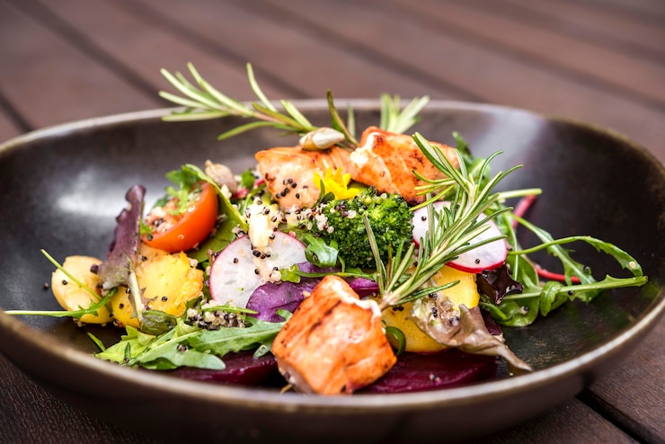 Kostenlose Foto köstlicher lachs mit kräutern