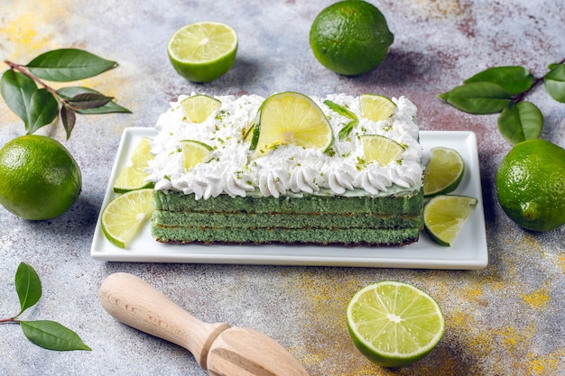 Kostenloses Foto köstlicher limettenkuchen mit frischen limettenscheiben und limetten.