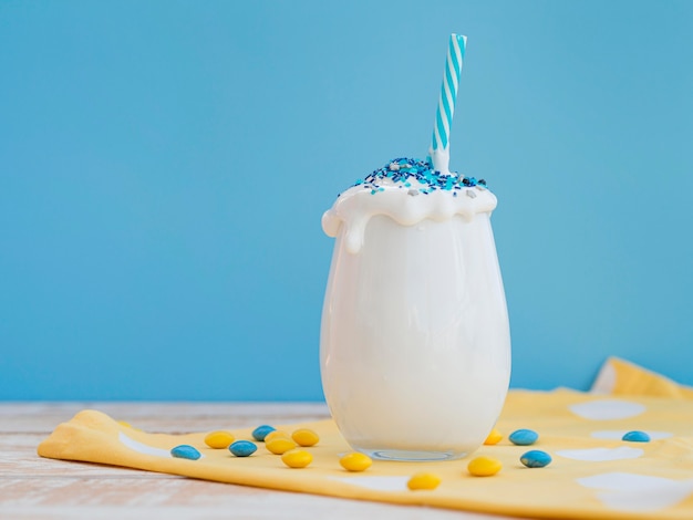 Köstlicher Milchshake mit Süßigkeiten