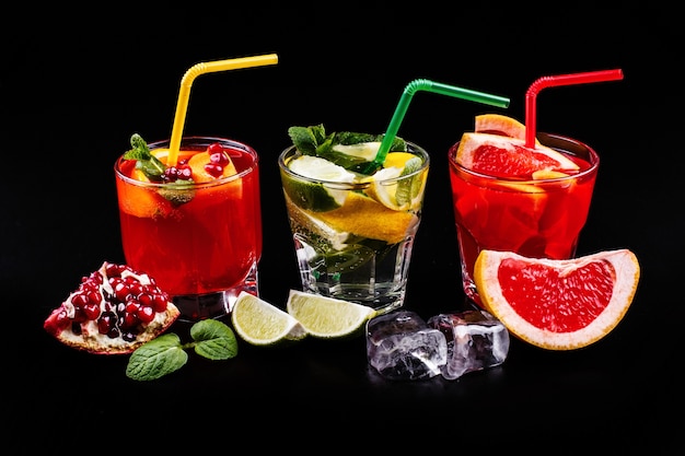 Kostenloses Foto köstlicher mojito, rum und cola, blutorange und wodka-cocktails, serviert mit früchten