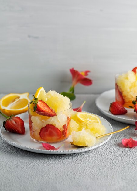 Köstlicher Nachtisch des hohen Winkels mit Erdbeeren