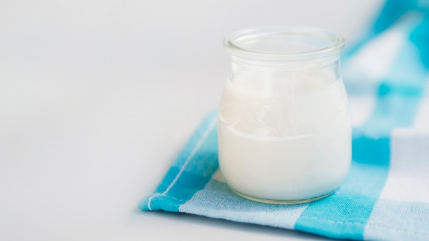 Köstlicher natürlicher Joghurt auf einem Behälter