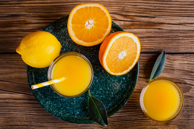 Köstlicher natürlicher Orangen- und Zitronensaft der Draufsicht