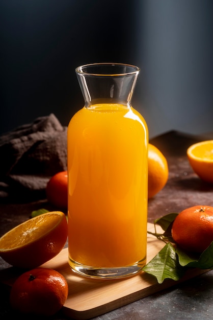 Köstlicher Orangensaft in Flaschenanordnung