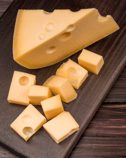 Köstlicher reifer Käse der Nahaufnahme auf dem Tisch