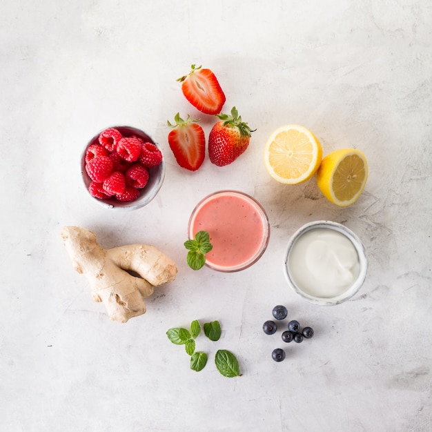 Köstlicher roter Smoothie mit Zutaten