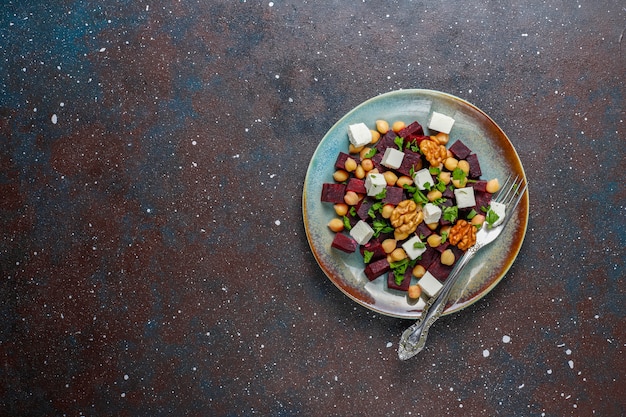 Köstlicher Rübensalat mit Feta-Käse oder Ziegenkäse und Kichererbsen, Draufsicht