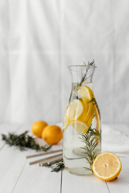 Köstlicher Saft mit Zitronenscheiben