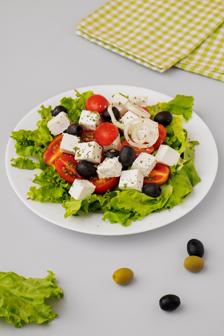 Kostenlose Foto köstlicher salat auf platte im hohen winkel