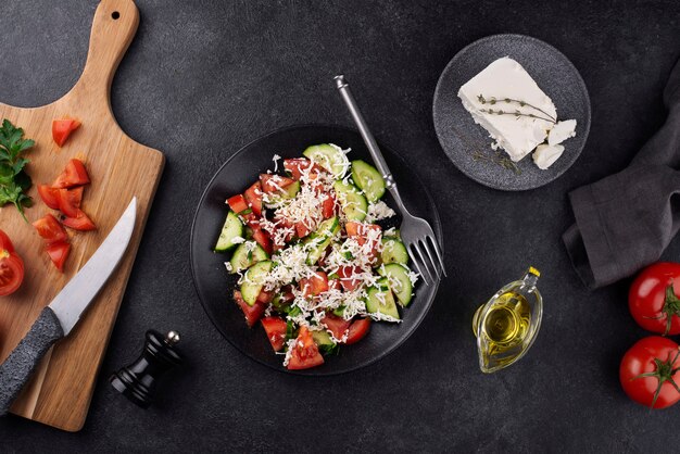 Köstlicher Salat auf Teller flach gelegt