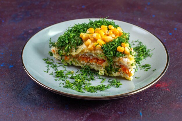 Köstlicher Salat der Vorderansicht mit Mayonnaise-Grünkörnern und Huhn-Innenplatte auf dunklem Schreibtisch.