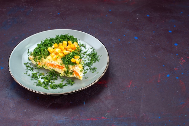 Köstlicher Salat der Vorderansicht mit Mayyonaise-Grünkörnern und Hühnchen-Innenplatte auf dem dunklen Schreibtisch.