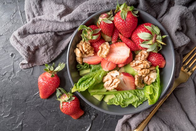Köstlicher Salat mit Erdbeeren und Walnüssen