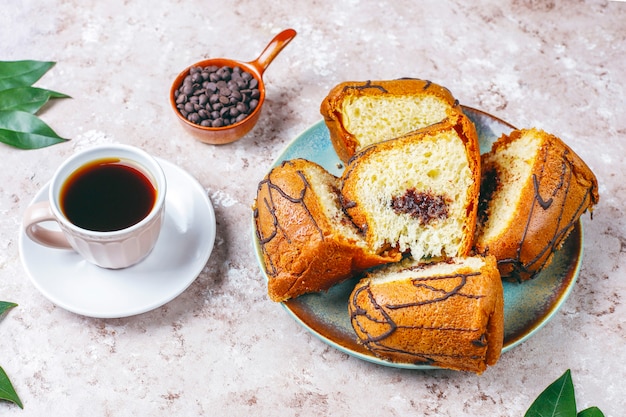 Köstlicher Schokoladenkuchen mit Schokoladenstückchen