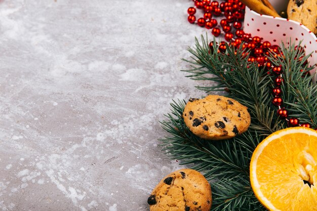 Köstlicher Schokoladenplätzchen liegt im Kreis, der von den verschiedenen Arten Weihnachtsdekor gemacht wird