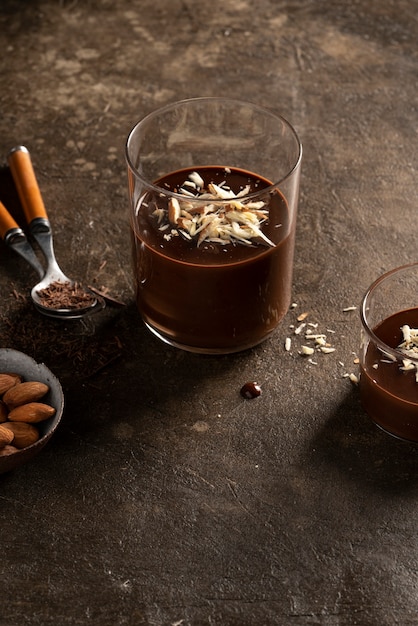 Kostenloses Foto köstlicher schokoladenpudding des hohen winkels mit mandeln