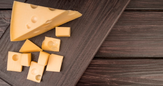 Köstlicher Schweizer Käse der Draufsicht auf dem Tisch