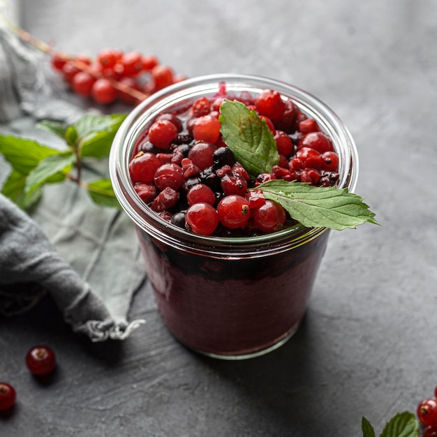 Kostenloses Foto köstlicher smoothie im hohen glaswinkel