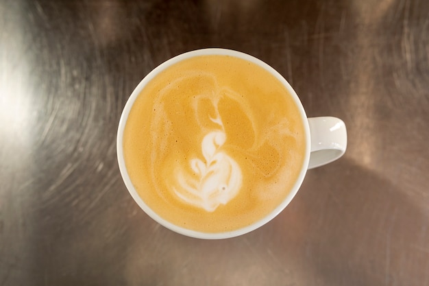 Köstlicher Tasse Kaffee der Draufsicht auf dem Tisch