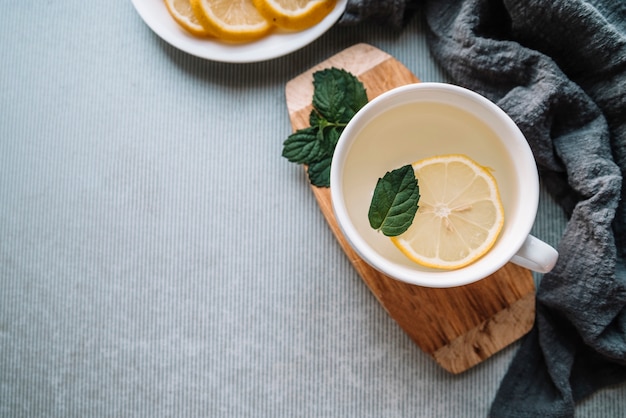 Köstlicher Tee der Draufsicht mit Scheiben der Zitrone und des Kopienraumes