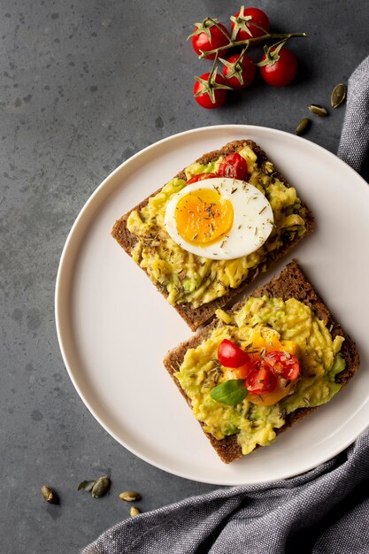 Köstlicher Toast mit Gemüsecreme und Kirschtomaten