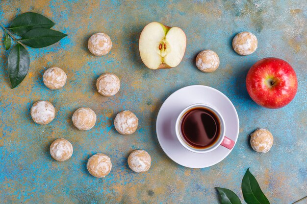 Köstlicher traditioneller russischer Lebkuchen mit Apfel, Draufsicht