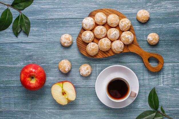 Köstlicher traditioneller russischer Lebkuchen mit Apfel, Draufsicht