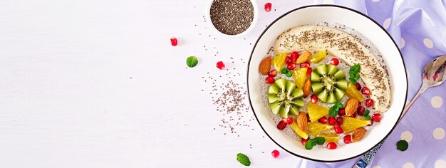 Köstlicher und gesunder Chia-Pudding mit Bananen-, Kiwi- und Chia-Samen.