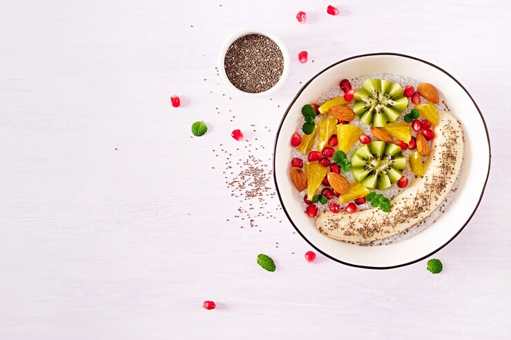 Kostenlose Foto köstlicher und gesunder chia-pudding mit bananen-, kiwi- und chia-samen.